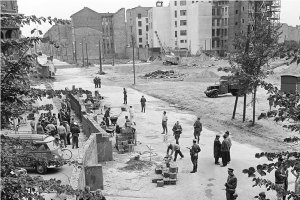 Bautrupps beginnen in der Nacht vom 17. bis 18. August 1961 den Stacheldraht durch eine Mauer aus Hohlblocksteinen zu ersetzen; Aufnahme Mitte August 1961