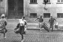 Erfolgreiche Flucht aus dem Hochparterre eines Ost-Berliner Grenzhauses: Die Haustür ist bereits von innen zugemauert; Aufnahme September 1961