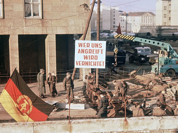 Verlegen von Panzersperren an der Mauer zwischen Berlin-Mitte und Berlin Kreuzberg; Aufnahme 1962