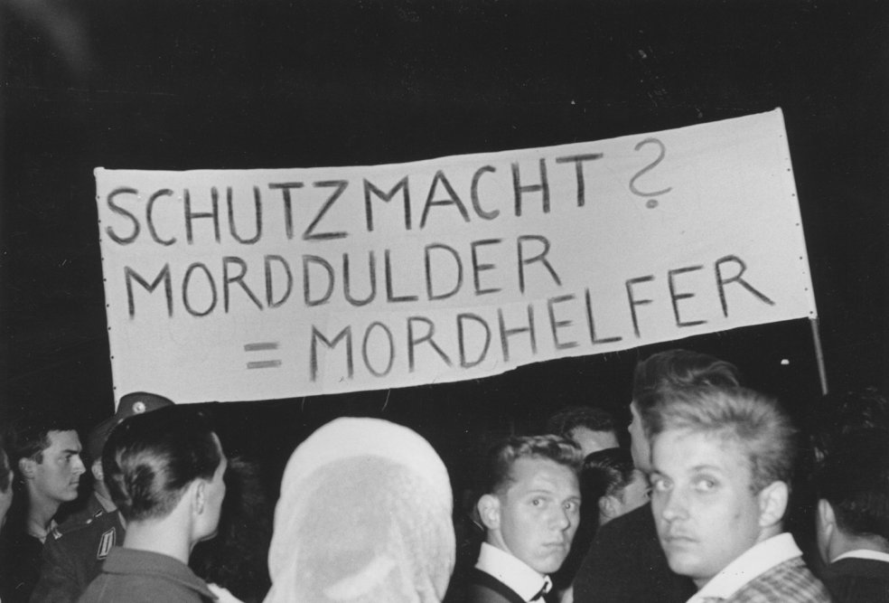 Demonstration by Berlin residents protesting at the murder of Peter Fechter &ndash; and at the passivity of the Western Allies.