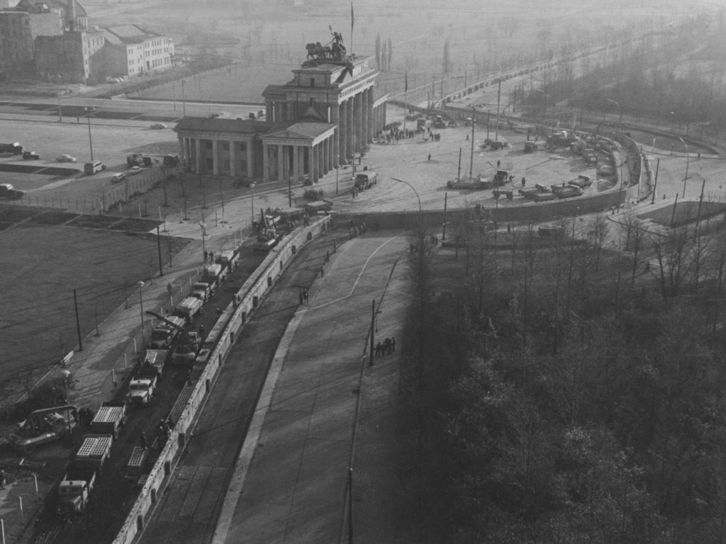 Reinforcement of the border barriers at the Brandenburg Gate, 20 November 1961 Reinforcement of the border barriers at the Brandenburg Gate, 20 November 1961