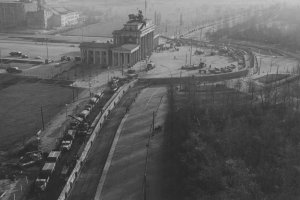 Reinforcement of the border barriers at the Brandenburg Gate, 20 November 1961