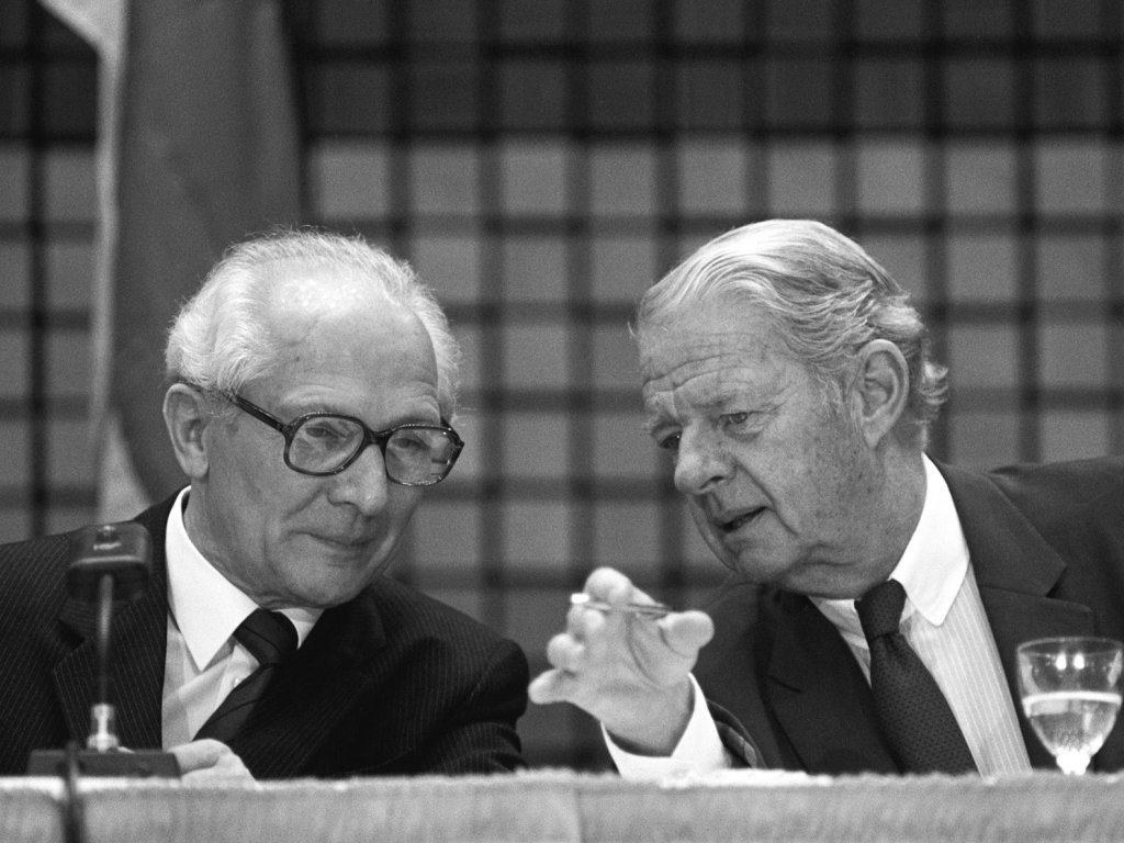 Erich Honecker talking with the president of the DIHT (Association of German Chambers of Industry and Commerce), Otto Wolff von Amerongen, 1987
