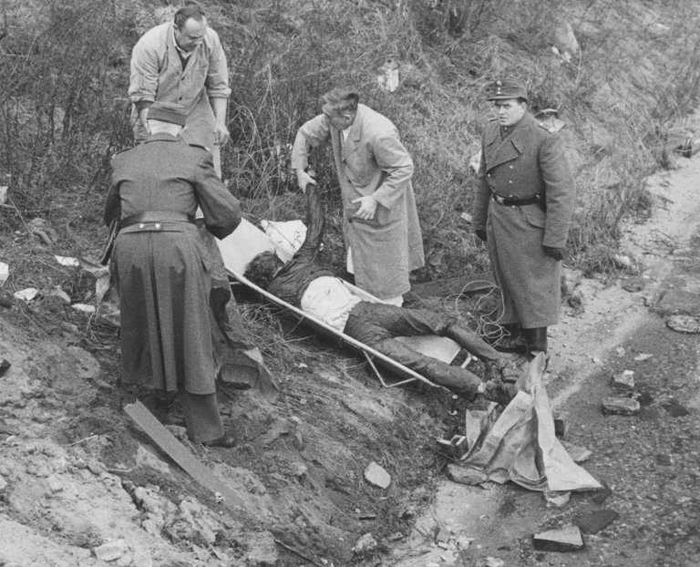 Wolf-Olaf Muszynski, born on Feb. 1, 1947, drowned in the Berlin border waters in February 1963 while trying to escape: Body retrieved at the Kreuzberger Spree embankment (photo: April 1, 1963)