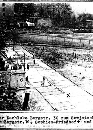 Heinz Cyrus, critically injured at the Berlin Wall and died later from his injuries: West Berlin police crime site photo of the border fortifications at Bergstrasse in Berlin-Mitte [Nov. 10, 1965]