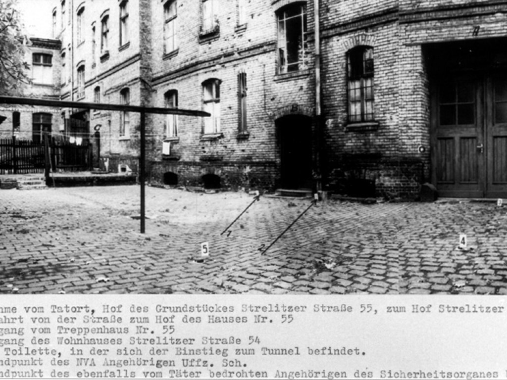 Egon Schultz, shot dead at the Berlin Wall: MfS photo of the courtyard at Strelitzer Strasse 55 [Oct. 5, 1964]