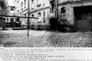 Egon Schultz, shot dead at the Berlin Wall: MfS photo of the courtyard at Strelitzer Strasse 55 [Oct. 5, 1964]