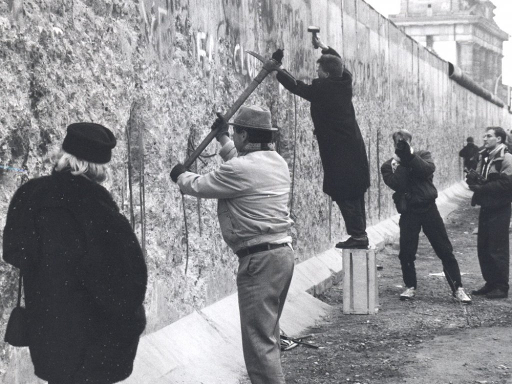 "Wallpeckers" at the border wall on Ebertstrasse between the Reichstag building and the Brandenburg Gate, January 1990