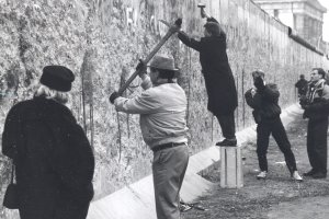 "Wallpeckers" at the border wall on Ebertstrasse between the Reichstag building and the Brandenburg Gate, January 1990