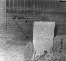 Tunneleinstieg hinter einem Grabstein auf dem Ost-Berliner Friedhof Pankow: Gelungene Tunnelflucht unter einer Friedhofsmauer, 19. Dezember 1961.