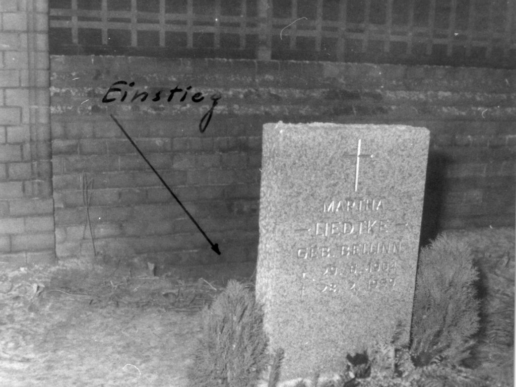 Tunneleinstieg hinter einem Grabstein auf dem Ost-Berliner Friedhof Pankow: Gelungene Tunnelflucht unter einer Friedhofsmauer, 19. Dezember 1961.