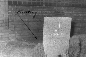 Tunneleinstieg hinter einem Grabstein auf dem Ost-Berliner Friedhof Pankow: Gelungene Tunnelflucht unter einer Friedhofsmauer, 19. Dezember 1961.