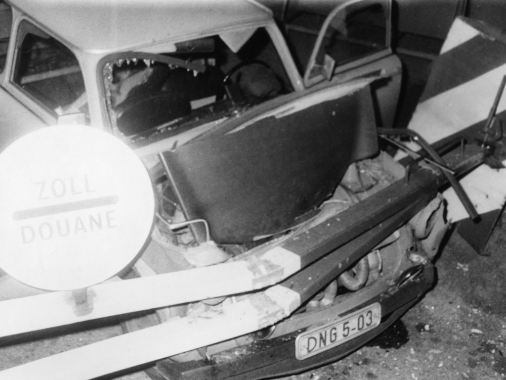 Fahrzeug zertrümmert, Fahrer schwer verletzt: Gescheiterte Flucht mit einem PKW Marke „Trabant“ am Grenzübergang Staaken, 2. Juni 1984