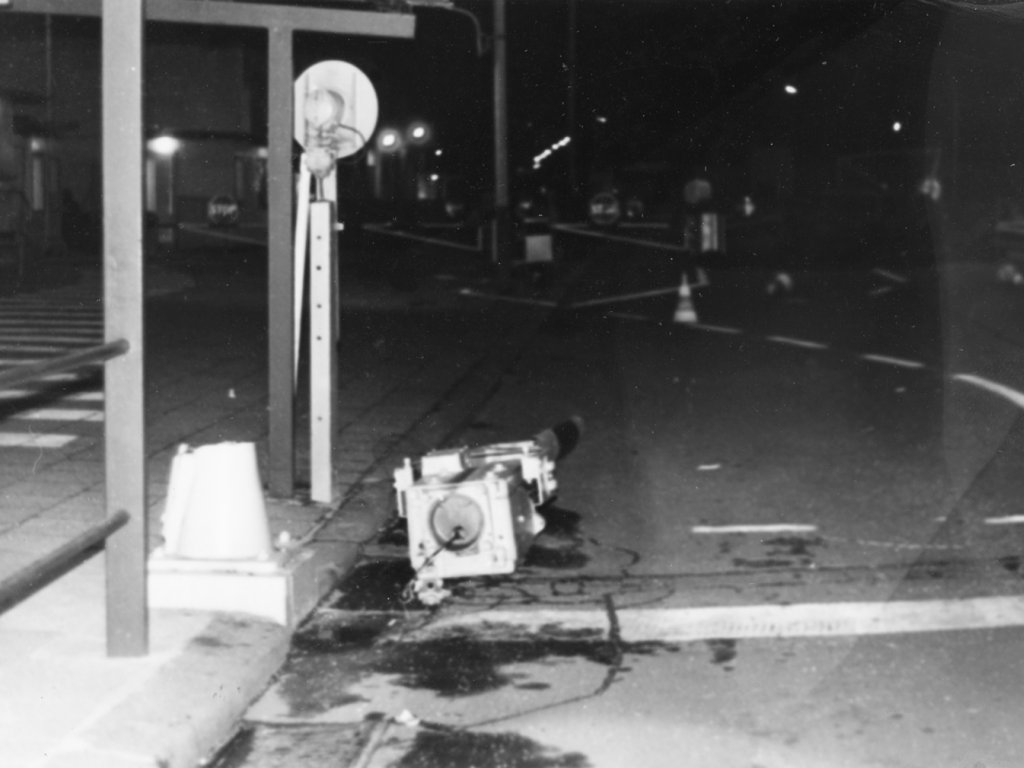 Einfahrts-Schlagbaum in die Kontrollstelle durchbrochen, aber dann festgefahren: Gescheiterte Flucht mit einem PKW Marke „Lada“ über den Grenzübergang Chausseestraße, 27. September 1986