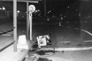 Einfahrts-Schlagbaum in die Kontrollstelle durchbrochen, aber dann festgefahren: Gescheiterte Flucht mit einem PKW Marke „Lada“ über den Grenzübergang Chausseestraße, 27. September 1986