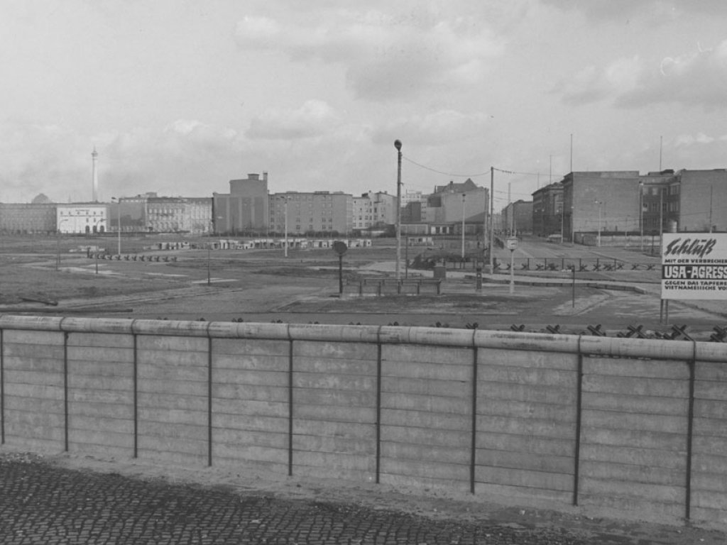 Berlin-Mitte, Potsdamer Platz: Propagandaplakat „Schluß mit der verbrecherischen USA-Aggression gegen das tapfere vietnamesische Volk", 9. Februar 1967