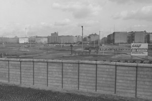 Berlin-Mitte, Potsdamer Platz: Propagandaplakat „Schluß mit der verbrecherischen USA-Aggression gegen das tapfere vietnamesische Volk", 9. Februar 1967