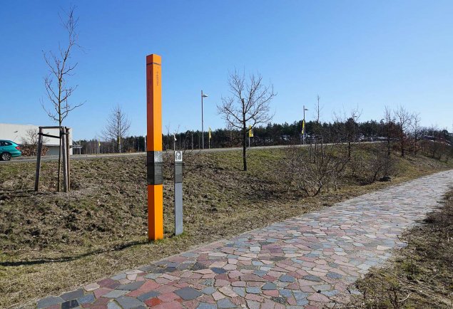 Holger H.: Commemorative Column near the Memorial Drewitz-Dreilinden Border Crossing at Stahnsdorfer Damm/Europapark