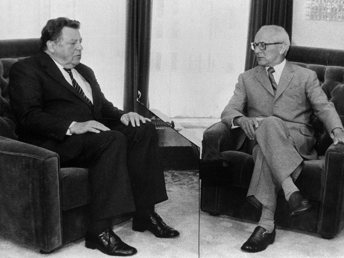 Erich Honecker empfängt den Bayerischen Ministerpräsidenten Franz Josef Strauß zu Gesprächen in der Nähe von Ost-Berlin, 25. Juli 1983