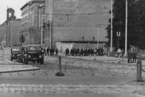 Aufmarsch von Volkspolizisten an der Ebert-/Ecke Leipziger Straße; Aufnahme 13. August 1961