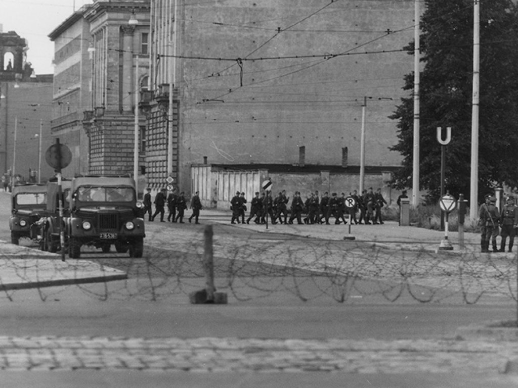 Aufmarsch von Volkspolizisten an der Ebert-/Ecke Leipziger Straße; Aufnahme 13. August 1961