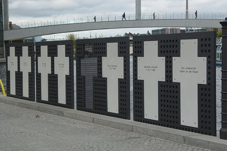 Gedenkkreuze für Todesopfer an der Mauer im Berliner Regierungsviertel; Aufnahme 16.10.2005