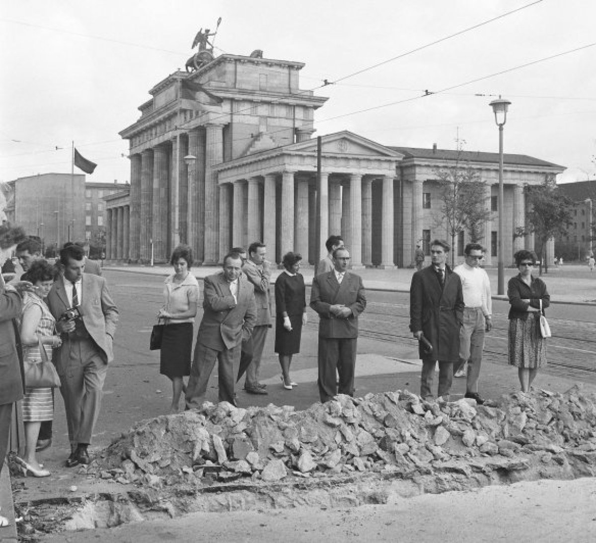 Aufgerissenes Stra&szlig;enpflaster am Brandenburger Tor, 13. August 1961