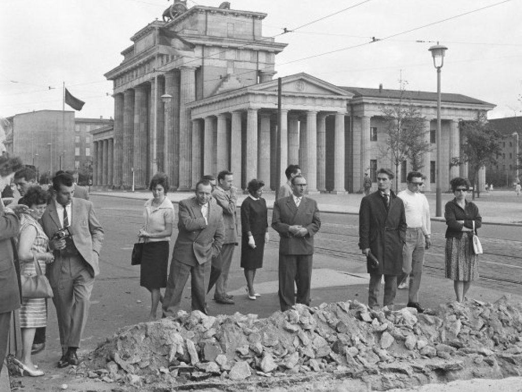 Aufgerissenes Straßenpflaster am Brandenburger Tor, 13. August 1961