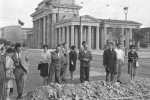 Aufgerissenes Stra&szlig;enpflaster am Brandenburger Tor, 13. August 1961