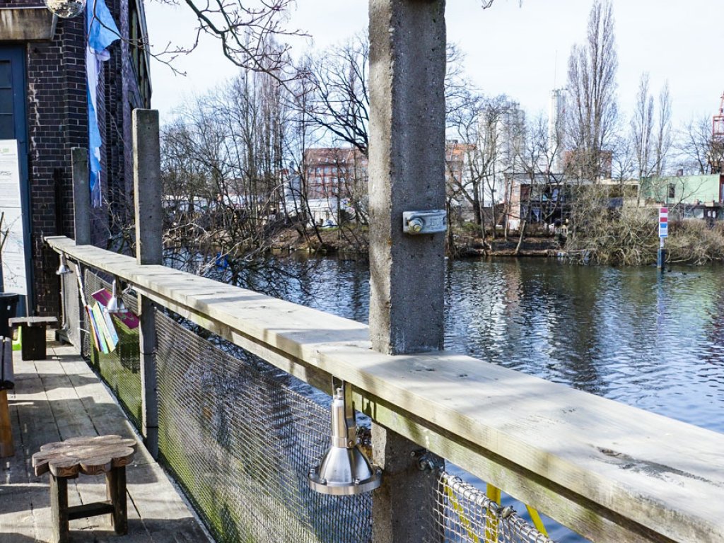 Pfosten einer Plattenwand der Vorfeldsicherung der DDR-Grenzanlagen am Osthafen in Berlin-Treptow (2); Aufnahme 2015