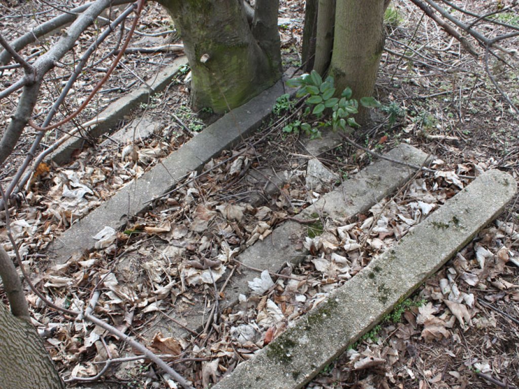 Grenzpfostenlager im ehemaligen Todesstreifen zwischen Großziethen und Berlin-Lichtenrade (1); Aufnahme 2015