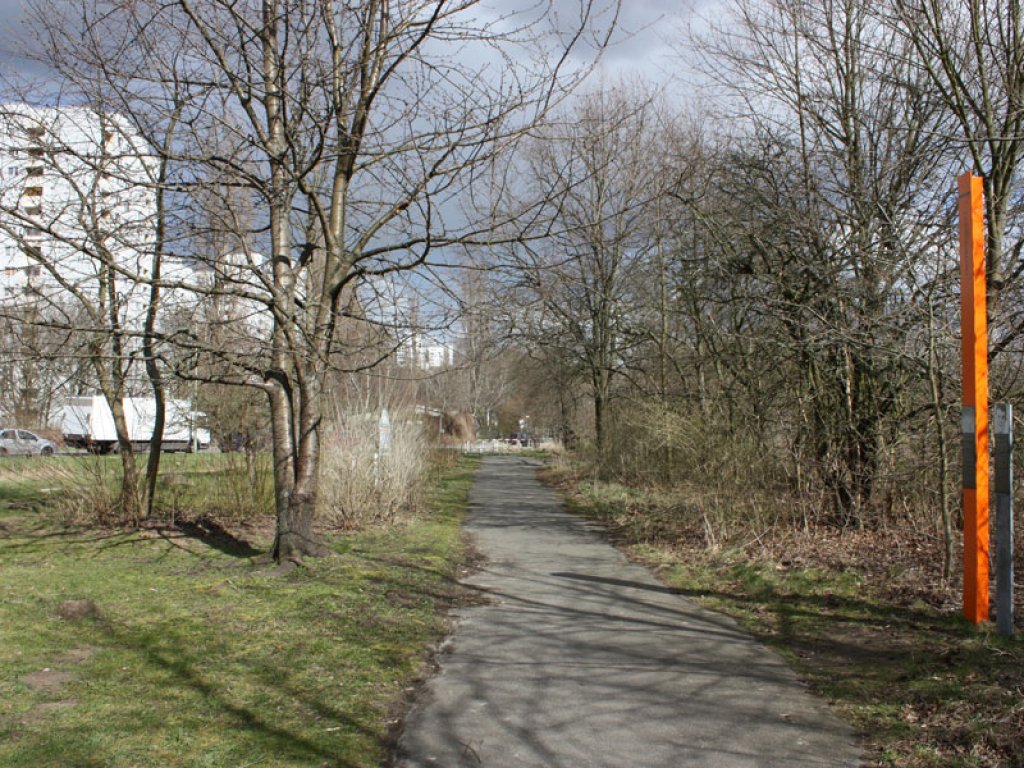 Gedenkstele für Eberhard Schulz, der bei einem Fluchtversuch am 30. März 1966 erschossen wurde, am Kölner Damm zwischen Großziethen und Berlin-Neukölln (2); Aufnahme 2015  Gedenkstele für Eberhard Schulz, der bei einem Fluchtversuch am 30. März 1966 erschossen wurde, am Kölner Damm zwischen Großziethen und Berlin-Neukölln (2); Aufnahme 2015