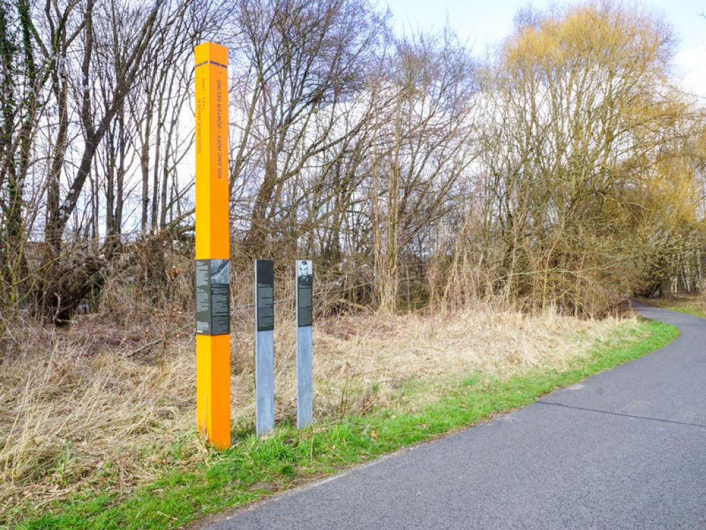 Gedenkstelen für Roland Hoff, am 29. August 1961 auf der Flucht erschossen, und für den Grenzsoldaten Günter Seling, im September 1962 irrtümlich von eigenen Kameraden erschossen, am Ufer des Teltowkanals in Teltow nahe der im 2. Weltkrieg zerstörten Fritz-Schweitzer-Brücke; Aufnahme 2015