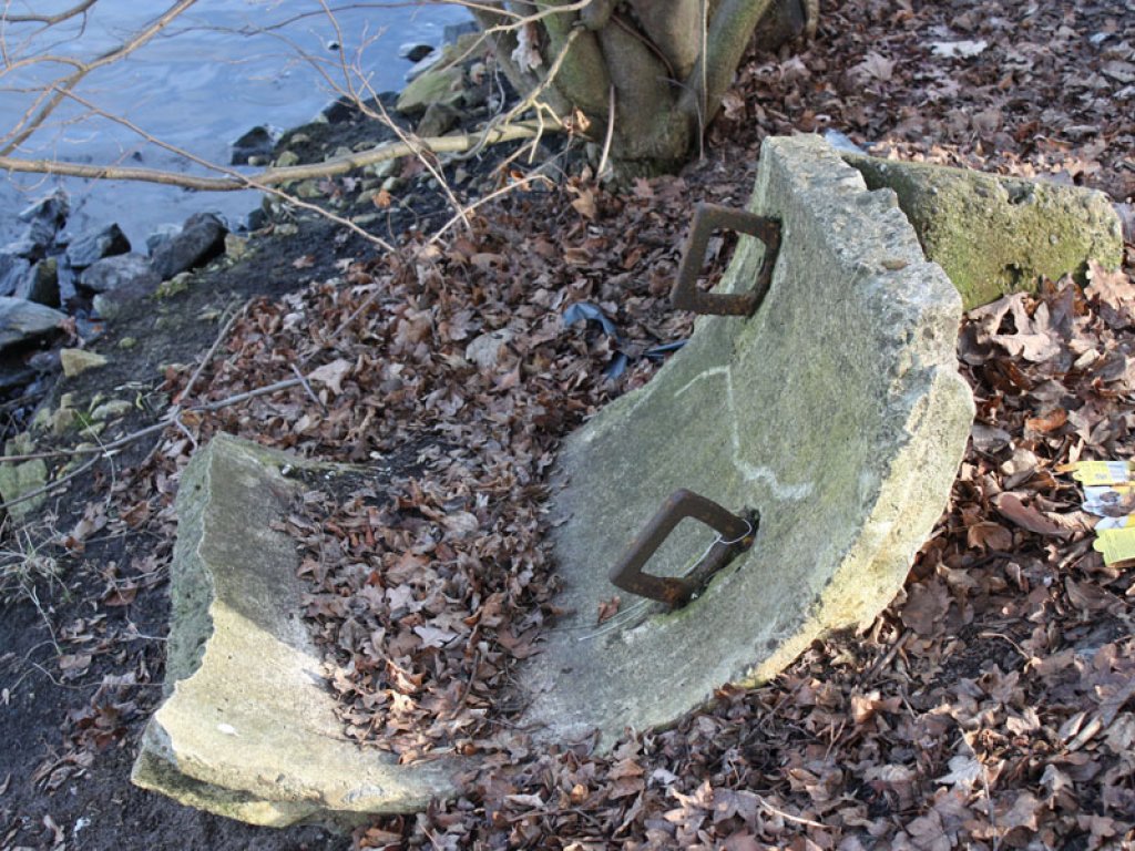 Brocken eines Beobachtungsturmes der Grenztruppen mit Steigeisen am Teltowkanal im Todesstreifen der DDR-Grenzanlagen bei Teltow; Aufnahme 2016