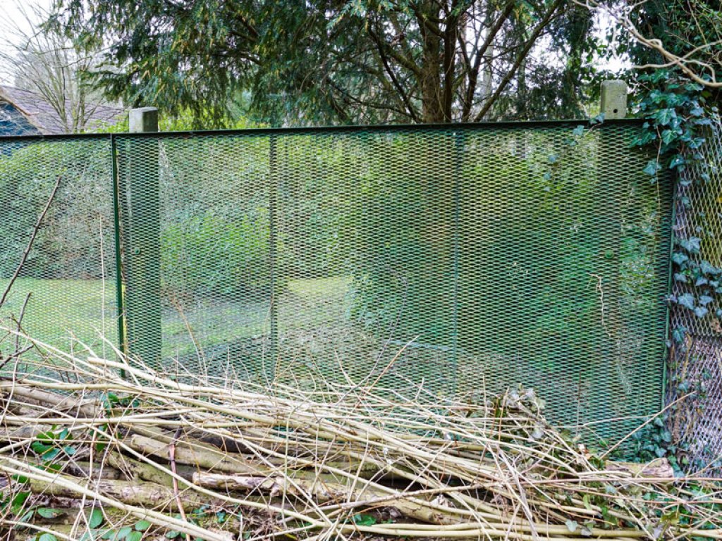 Rekonversion des Streckmetalls aus einem Hinterlandzaun der DDR-Grenzanlagen als Gartenzaun in Kleinmachnow; Aufnahme 2015