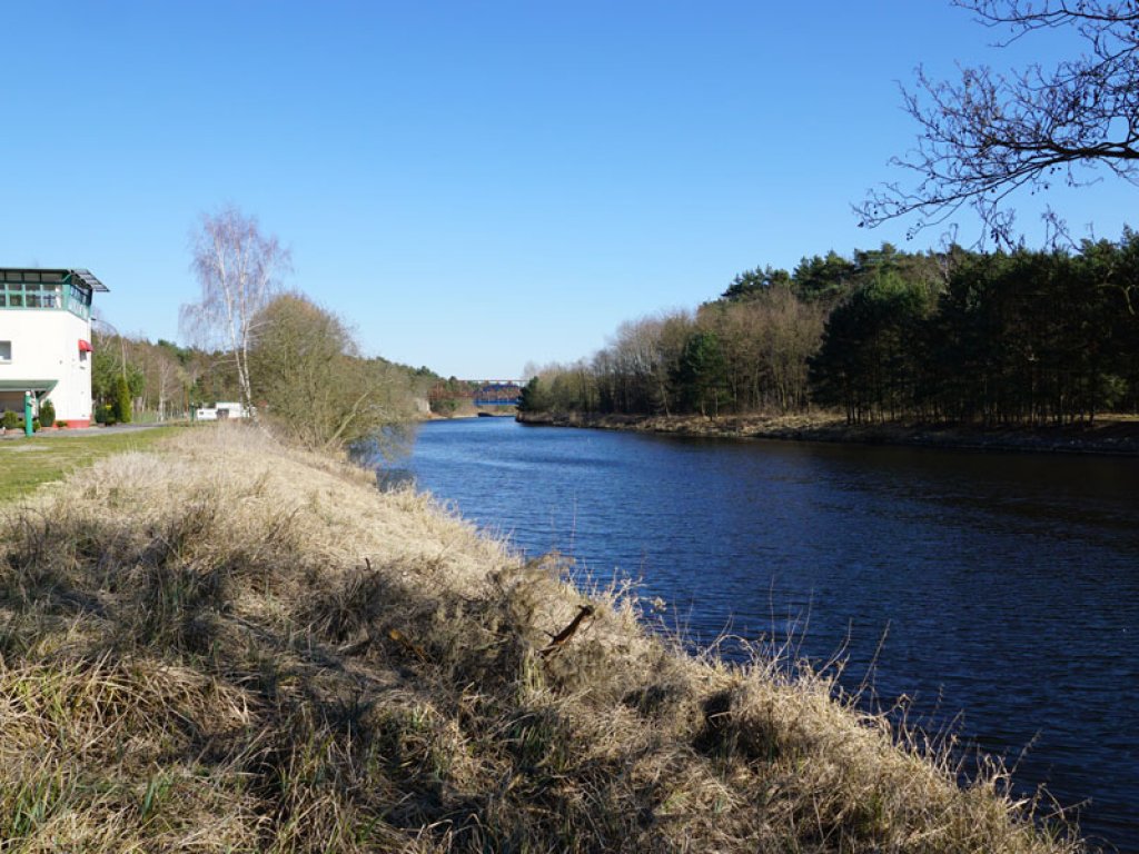 Führungsstelle der Grenztruppen am DDR-Wasser-Grenzübergang Dreilinden am Teltowkanal: Das Gelände dient heute als Campingplatz; Aufnahme 2015