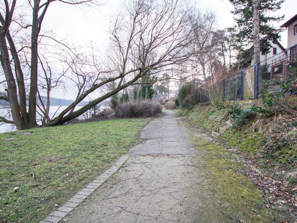 Betonlochplattenhangbefestigung der DDR-Grenzanlagen am Griebnitzsee in Potsdam-Babelsberg; Aufnahme 2015 Betonlochplattenhangbefestigung der DDR-Grenzanlagen am Griebnitzsee in Potsdam-Babelsberg; Aufnahme 2015