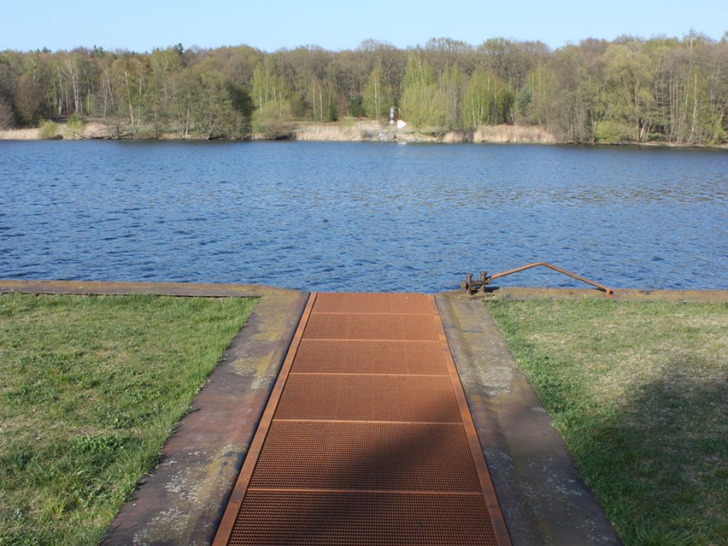 Schacht der Kettennetz-Sperre, die das Untertauchen des Schiffs-Durchlasses am DDR-Wasser-Grenzübergang Nedlitz in Potsdam verhindern sollte; Aufnahme 2015