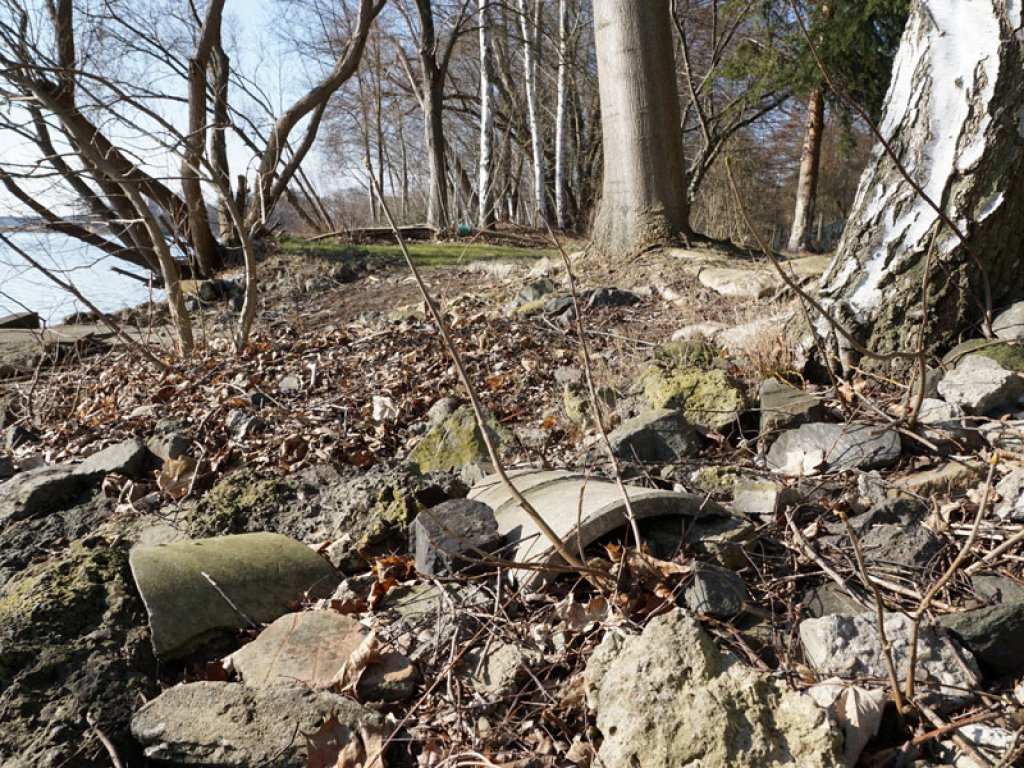 Rohrauflage-Reste von der Berliner Mauer am Ufer der Halbinsel Meedehorn bei Sacrow; Aufnahme 2015