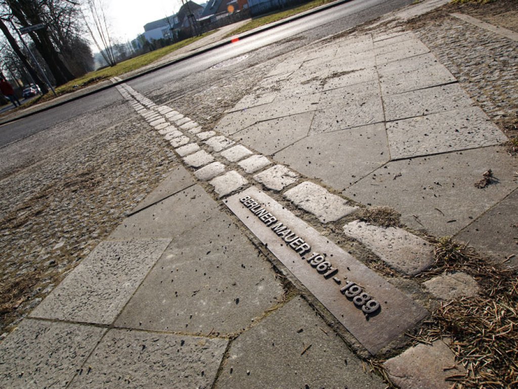 Zweireihige Kopfsteinpflastermarkierung in der Adelheid-Poninska-Straße nahe dem DDR-Grenzübergang Staaken zur Erinnerung an den Mauerverlauf; Aufnahme 2015