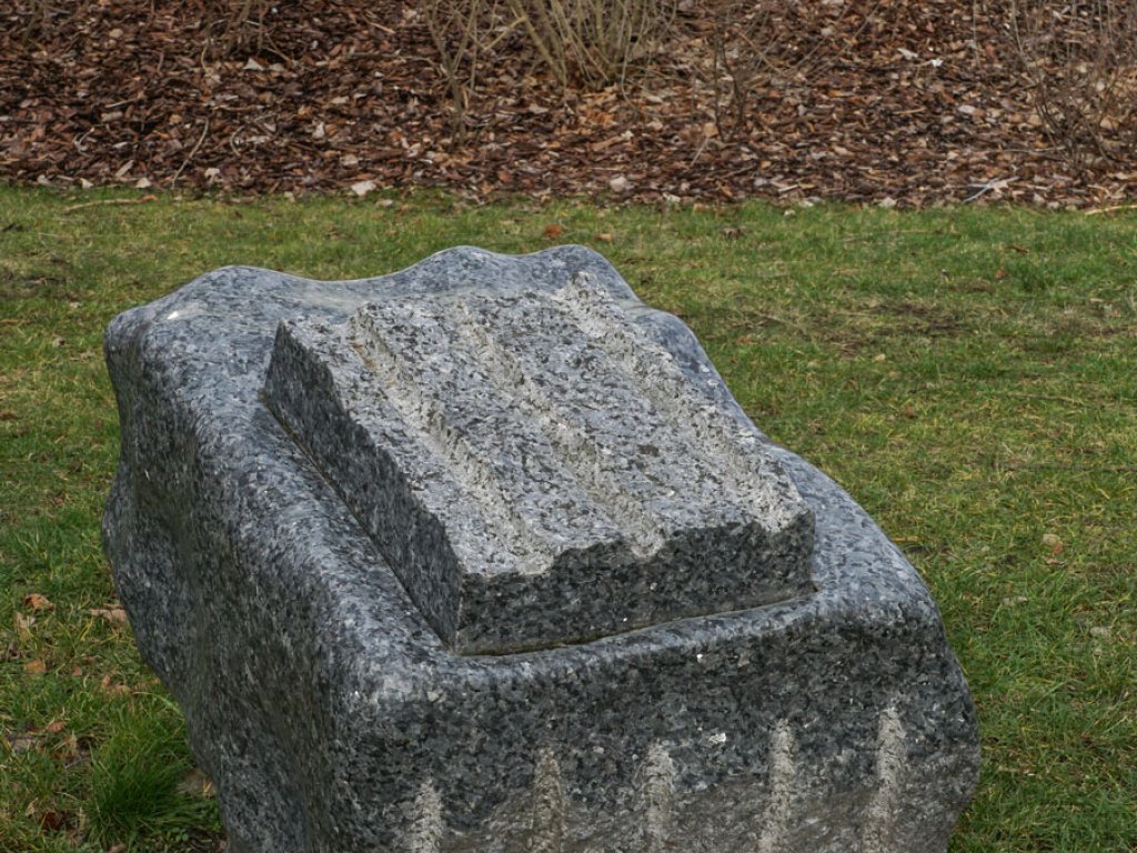 Gedenkstein der Künstlerin Heike Becker zur Erinnerung an den Mauerfall an der Führungsstelle der DDR-Grenztruppen in Nieder Neuendorf, errichtet im Jahr 2009; Aufnahme 2015
