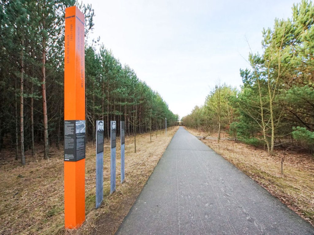 Neu asphaltierter Kolonnenweg der DDR-Grenztruppen (heute: Waldjugendweg) im Todesstreifen bei Bergfelde; Aufnahme 2015