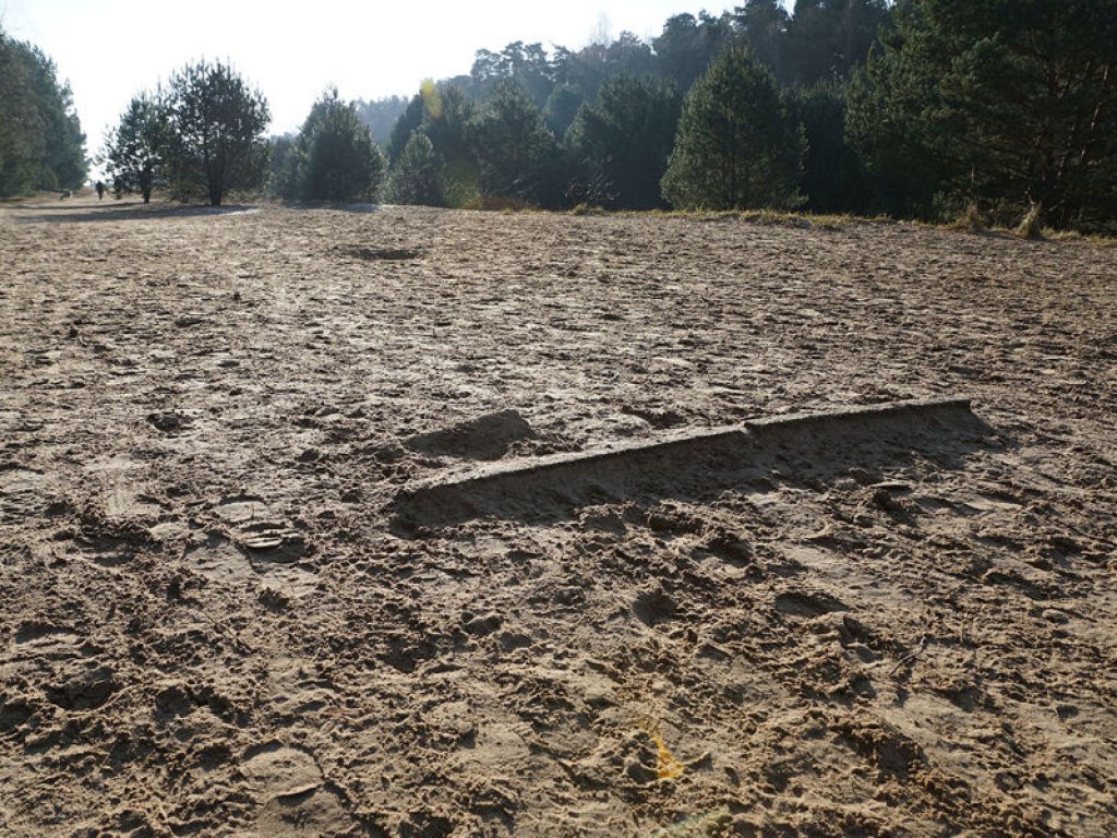 Eingetretener Betonpfosten im Todesstreifen nördlich von Glienicke Nordbahn (1); Aufnahme 2015