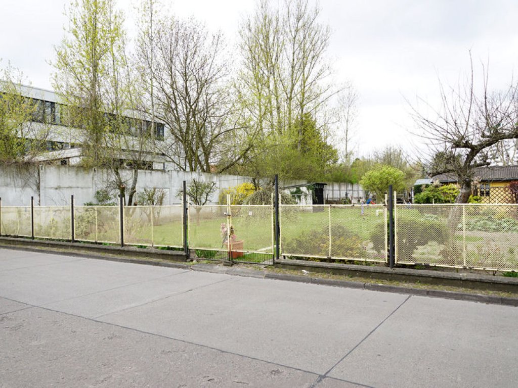 Hinterlandmauer der Vorfeldsicherung des Grenzgebiets nahe der Schillerstraße in Wilhelmsruh (2); Aufnahme 2015 Hinterlandmauer der Vorfeldsicherung des Grenzgebiets nahe der Schillerstraße in Wilhelmsruh (2); Aufnahme 2015