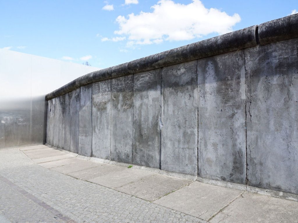 "Grenzmauer 75" am Denkmal für die Opfer des Mauerbaus und der deutschen Teilung an der Bernauer Straße auf dem Gedenkstättenareal an der Bernauer Straße; Aufnahme 2015