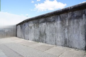 "Grenzmauer 75" am Denkmal für die Opfer des Mauerbaus und der deutschen Teilung an der Bernauer Straße auf dem Gedenkstättenareal an der Bernauer Straße; Aufnahme 2015