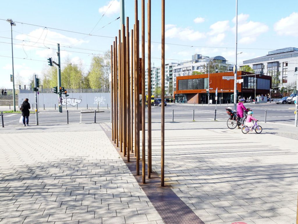 Nachzeichnung der Grenzmauer in der Julie-Wolfthorn-/Ecke Gartenstraße und Blick auf das Besucherzentrum der Gedenkstätte Berliner Mauer; Aufnahme 2015