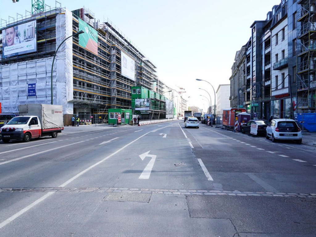 Grenzmarkierung und Spuren des Grenzübergangs Chausseestraße in der Fahrbahndecke in der Chaussee-/Ecke Liesenstraße (1); Aufnahme 2015