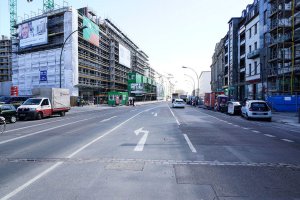 Grenzmarkierung und Spuren des Grenzübergangs Chausseestraße in der Fahrbahndecke in der Chaussee-/Ecke Liesenstraße (1); Aufnahme 2015