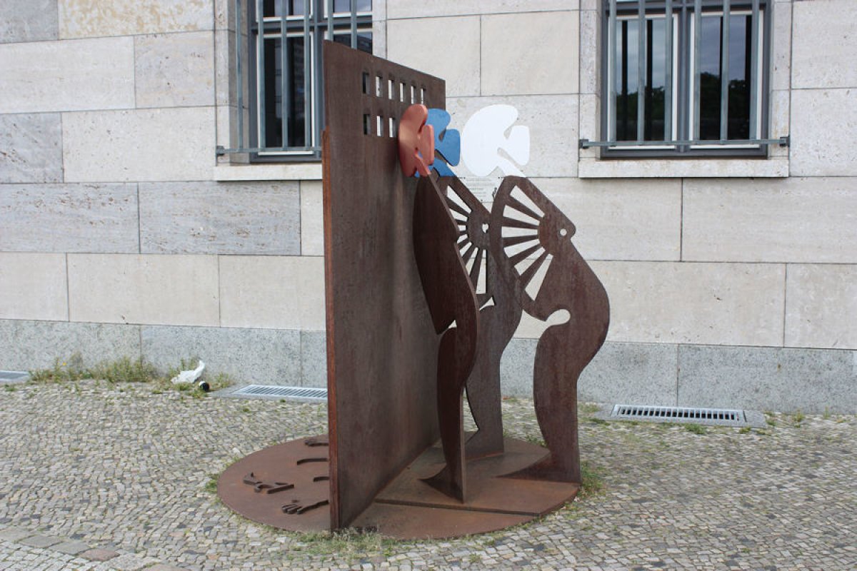 "Mauerskulpturen 1992" des Leverkusener K&uuml;nstlers Eberhard Foest zur Erinnerung an den Fall der Mauer, am Haus der Ministerien (heute: Bundesfinanzministerium) in der Niederkirchner Stra&szlig;e aufgestellt am 9. November 2007; Aufnahme 2016